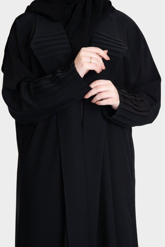 عباية لف مزينة بكسرات على الأكمام