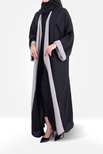 عباية من الحرير مزينة بخطوط طولية على الاطراف