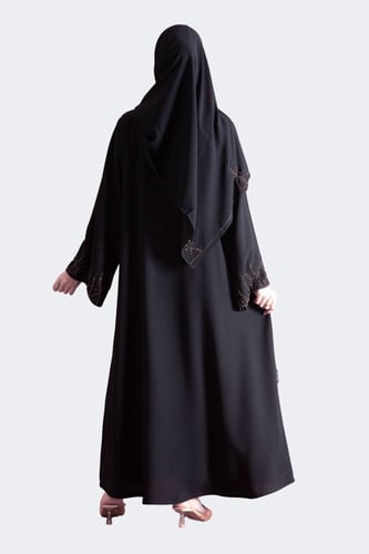 عباية بتطريز ناعم بُني على الاكمام