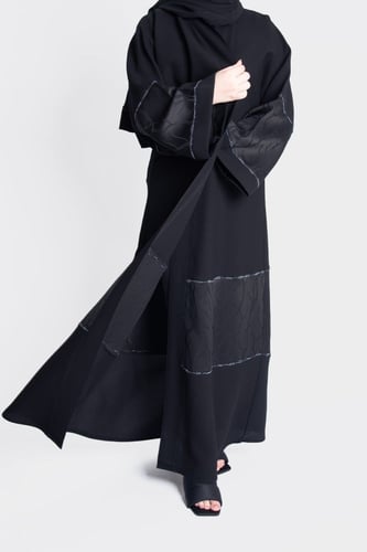 عباية لف من الكريب مطرزة