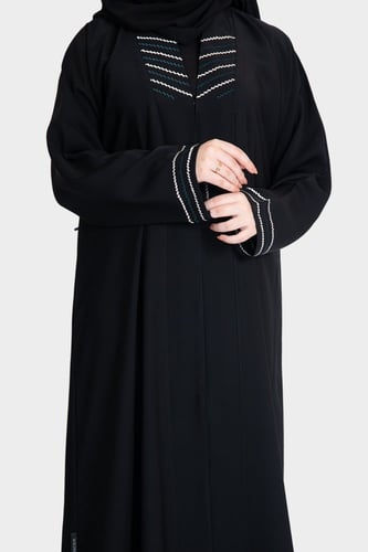 عباية من الحرير بتطريز ناعم