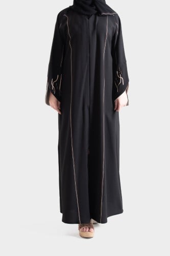 عباية من قماش الحرير مطرزة على الاكمام