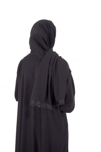 طرحة مزينة بتطريز على الطرف