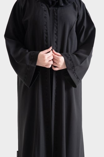 عباية من الكريب بتطريز ناعم