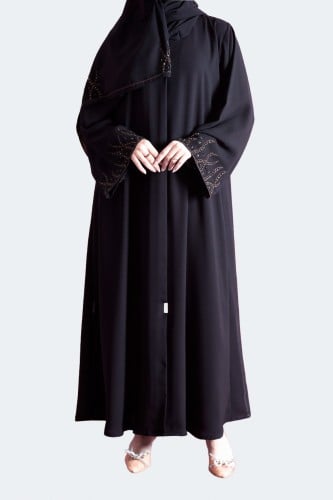 عباية بتطريز ناعم بُني على الاكمام