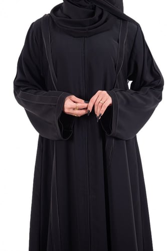 عباية من قماش الحرير مزينة بقصات طولية