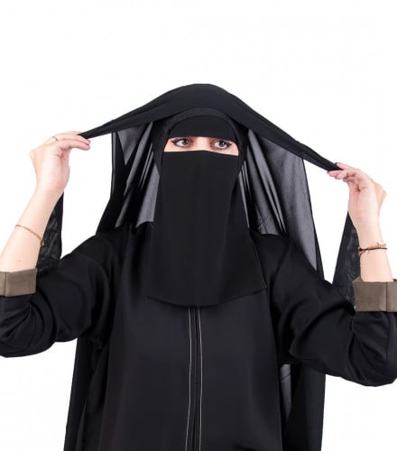 طرحة سوداء برباط