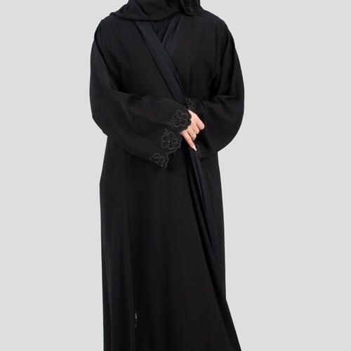 عباية بقماش من الحرير مطرزة