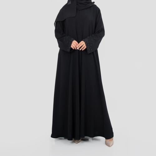 عباية من الكريب الفاخر مزينة بتطريز على الاكمام