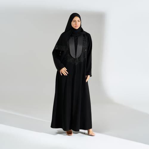 عباية من قماش الكريب مع الدانتيل