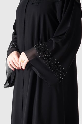 عباية بتطريز يدوي على الاكمام