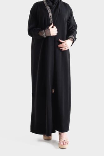 عباية لف من الكريب مطرزة على الاكمام