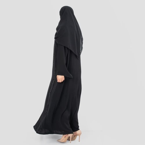 عباية ناعمة مزينة بتطريز ناعم وأنيق