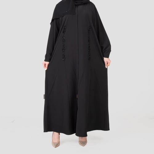 عباية من قماش الكريب مطرزة