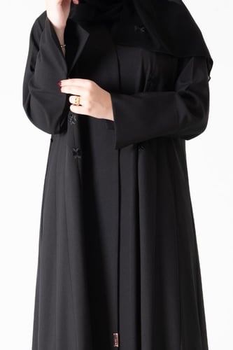 عباية لف من قماش الكريب بتطريز ناعم