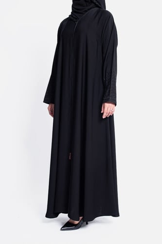 عباية بتطريز ناعم على الأكمام