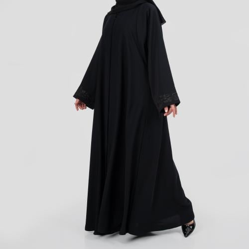 عباية كلوش بتطريز ناعم على الاكمام