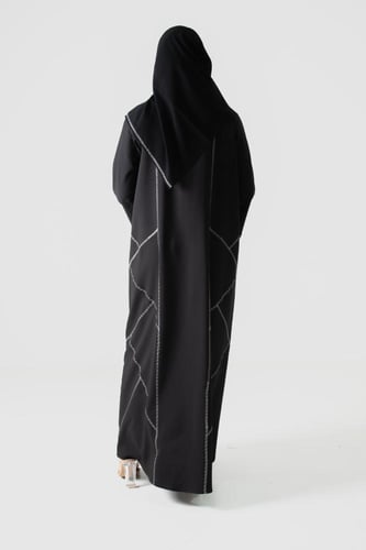 عباية من قماش الكريب مطرزة