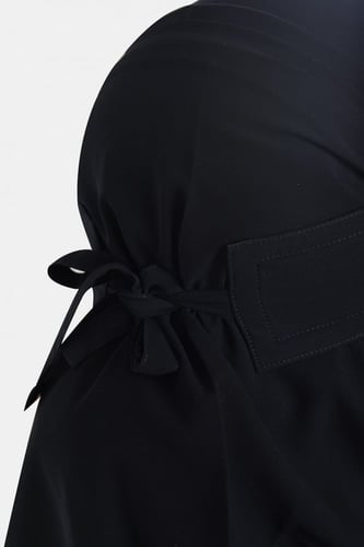 نقاب وسط ربط عادي