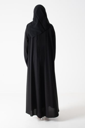 عباية من قماش الكريب بكسرات