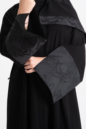 عباية بتصميم ناعم من الكريب الفاخر