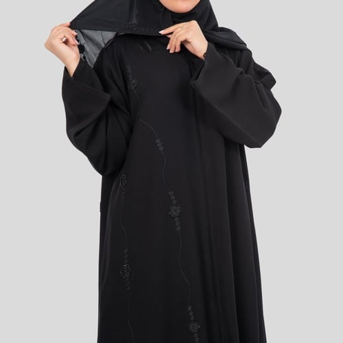 عباية مزينة بتطريز ناعم وانيق