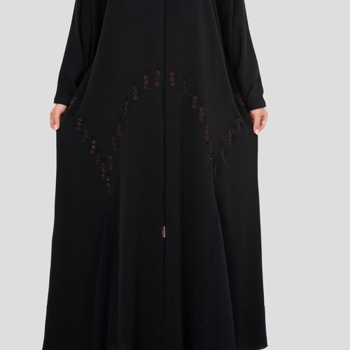 عباية بقماش من الحرير مطرزة