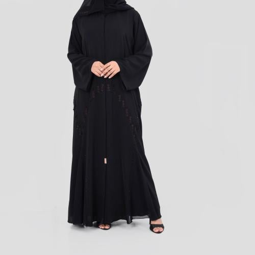 عباية بقماش من الحرير مطرزة