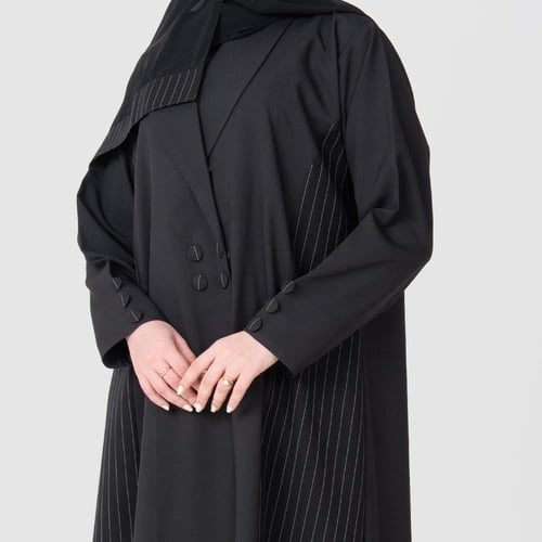 عباية كريب بتفاصيل مقلمة جانبية