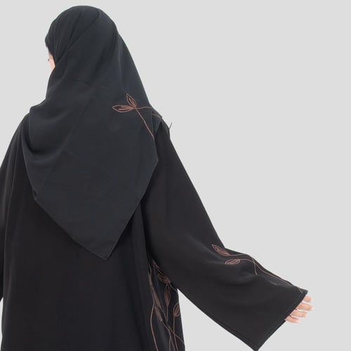 عباية من الكريب مطرزة