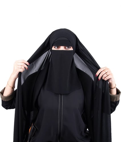 طرحة سوداء برباط