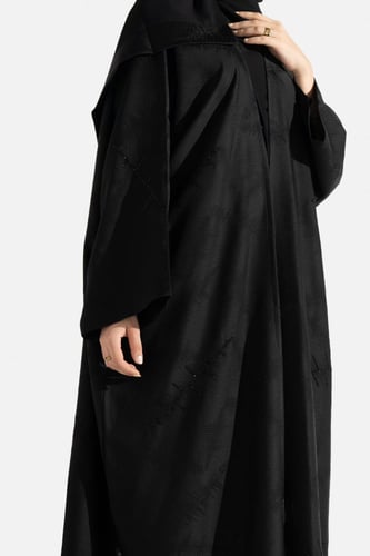 عباية لف مزينة بتطريز ناعم مشجر