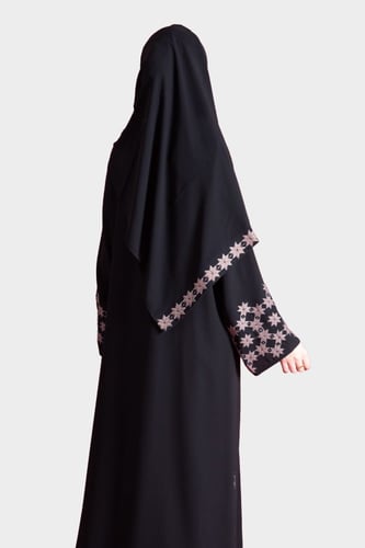 عباية من الكريب بتطريز فاخر على الأكمام