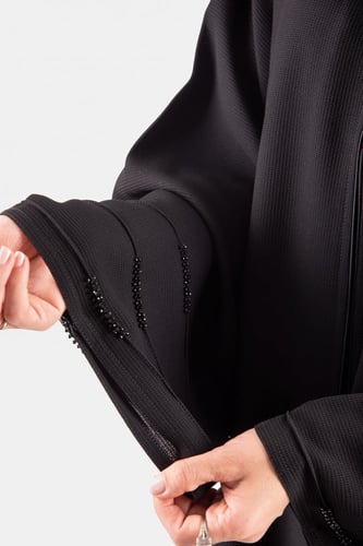 عباية من قماش البرافت بأكمام مطرزة ناعمة