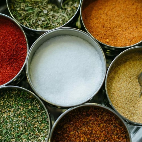 حافظة توابل من الستانلس ستيل مع غطاء شفاف و 7 علب...