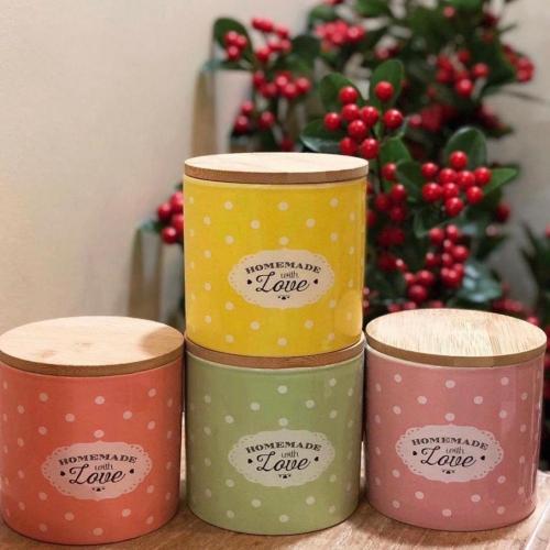 طقم علب سيراميك ملونة من 3 قطع بغطاء خشبي وتصميم ر...