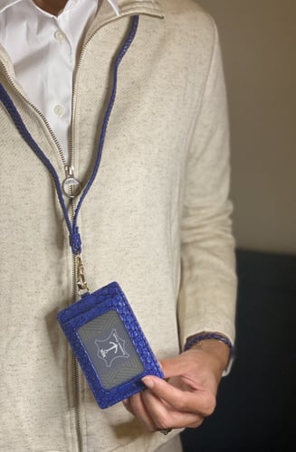 تعليقة بطاقه بجلد الثعبان ID holder