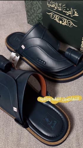 حذاء مصنوع من الجلد الطبيعي الفاخر اللون كحلي