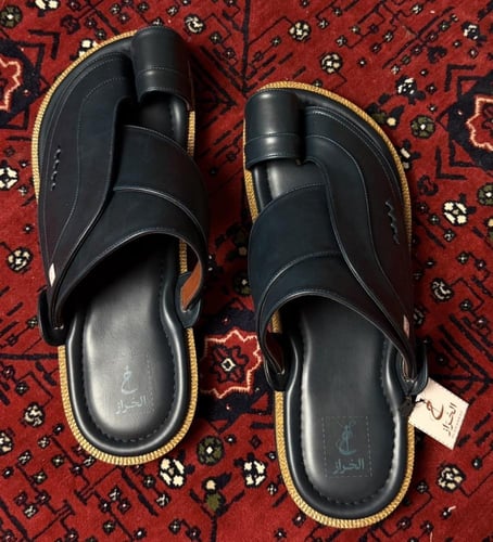 حذاء مصنوع من الجلد الطبيعي الفاخر اللون كحلي