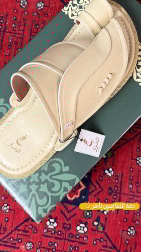 حذاء مصنوع من الجلد الطبيعي الفاخر اللون سكري