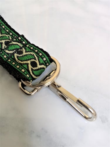 علاقة بطاقة عمل لون أخضر 1