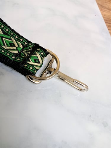 تعليقة بطاقة عمل لون أخضر1