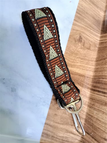 علاقة بطاقة عمل لون بني