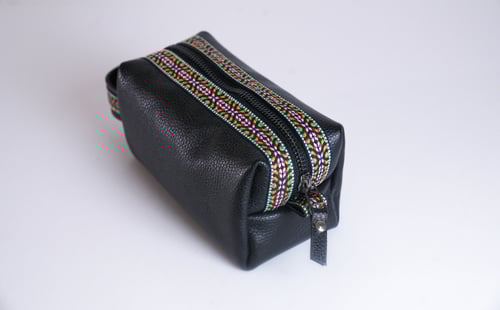 حقيبة يد جلد طبيعي أسود بنقش ملون