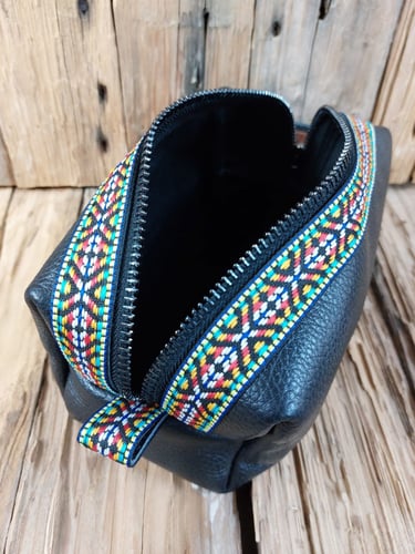 حقيبة يد جلد طبيعي أسود بنقش ملون