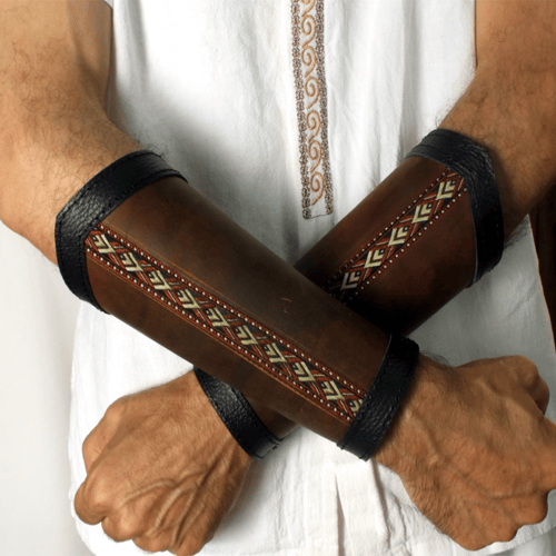 درع واقي للمعصم زي حربي لون بني محروق