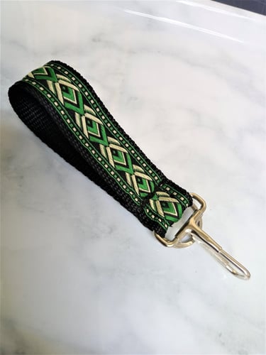 تعليقة بطاقة عمل لون أخضر1