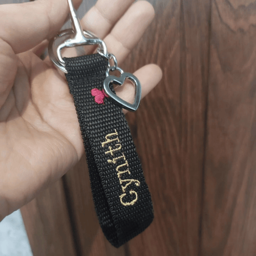 ميدالية مفاتيح تطريز بالاسم