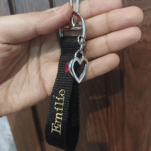 ميدالية مفاتيح تطريز بالاسم