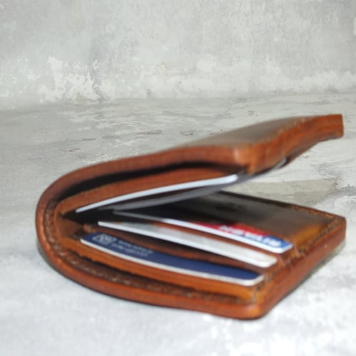 محفظة جلد طبيعي لون بني عسلي
